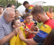 Puștii l-au "vânat" pe Maxim pentru autografe // FOTO Alex Nicodim