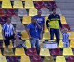 DE LA MIC LA MARE, CU IAȘIU-N DEPLASARE. 5 suporteri ieșeni "înarmați" cu o tobă și-au susținut frenetic echipa aseară, în pustiul lăsat pe Arena Națională de fanii Stelei.   O lecție de loialitate. foto: Alex Nicodim