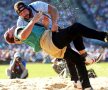 Bruno Gisler și Thomas Sempach se luptă în prima rundă a festivalului alpin de wresling din Elveția, foto: reuters