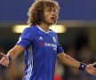 WELCOME BACK TO PREMIER LEAGUE! David Luiz a redebutat la Chelsea, după aventura la PSG, și a avut parte de o "primire" bărbătească. În prima repriză a meciului cu Liverpool, pierdut 1-2, s-a ciocnit cap în cap cu Saido Mane și a avut nevoie de îngrijiri medicale (foto: Reuters)