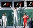 Pe podiumul din Australia. E doar prima victorie pentru Rosberg din sezon, Hamilton încă își găsește puterea să zâmbească