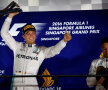 Rosberg redevine lider în clasamentul general după victoria din Singapore. Hamilton e ocupat cu șapca lui // Foto: Reuters