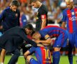 MAN DOWN. Lionel Messi s-a accidentat în minutul 59 și nu a mai putut continua. Căpitanul Andres Iniesta a venit lângă argentinian pentru a-l încuraja. Barcelona a remizat, 1-1, cu Atletico Madrid în etapa a V-a din La Liga (foto: Reuters)