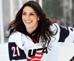 FOTO Frumoasa care amenință cu crosa » Pictorial incendiar cu Hilary Knight: e printre cele mai valoroase hocheiste din lume