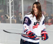 FOTO Frumoasa care amenință cu crosa » Pictorial incendiar cu Hilary Knight: e printre cele mai valoroase hocheiste din lume