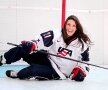 FOTO Frumoasa care amenință cu crosa » Pictorial incendiar cu Hilary Knight: e printre cele mai valoroase hocheiste din lume