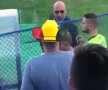  VIDEO Scandal la meciul CSU Craiova - FC Botoșani » Heleșteanu și Grozavu s-au înjurat cu fanii craioveni: "Nu vă mai agitați, tot Steaua ia campionatul!" » Un oficial a aruncat o sticlă în tribună
