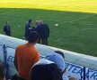  VIDEO Scandal la meciul CSU Craiova - FC Botoșani » Heleșteanu și Grozavu s-au înjurat cu fanii craioveni: "Nu vă mai agitați, tot Steaua ia campionatul!" » Un oficial a aruncat o sticlă în tribună