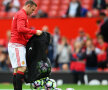 Wayne Rooney scoate mingile din sac pentru încălzirea titularilor lui United // FOTO Guliver/GettyImages