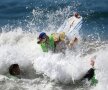 SURFIN' U.S.A. Vă vine să credeți sau nu, americanii au o competiție de surf pentru câini. Iar stăpânii unora dintre patrupede țin la imaginea celor mai buni prieteni ai lor (Reuters)