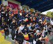 ASALTAȚI DE PICI. "Tricolorii" au fost încurajați ieri de peste 500 de copii înainte de meciurile cu Armenia și Kazahstan (foto: Cristi Preda)