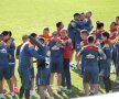 GROUP HUG! Idee inedită a lui Daum la antrenamentul naționalei (foto: Raed Krishan)