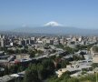 Centrul oraşului Erevan cu celebrul munte Ararat în fundal