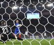 Gameiro urmărește balonul cu care l-a surprins pe portarul oaspeților // FOTO AFP