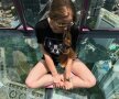 VIDEO&FOTO Elevii au filmat-o în timpul orei și au pus clipul pe net: ”E cea mai sexy profesoară de mate!”