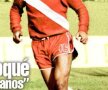 Maradona, în tricoul roșu cu bandă oblică albă al lui Argentinos. Numărul 16