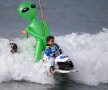 HALLOWEEN PARTY. Un puști și tatăl său s-au distrat de minune la competiția inedită de surf organizată în California (foto: Reuters)