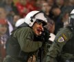 CA PE FRONT. Forțele de ordine au avut mari probleme la partida dintre Panathinaikos și Standard Liege, scor 0-3, în sectorul ocupat de suporterii oaspeților (foto: Reuters)