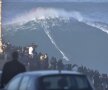 Nazare, locul unde valurile mari se formează pentru că în apropiere, în ocean, există un canion. Aici, germanul Sebastian Steudtner coborând pe un val de 15 m // FOTO Raed Krishan 