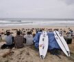 Spectatorii de la concursurile de surf nu plătesc bilet și se pot așeza oriunde, aici pe plaja Almagreira // FOTO Raed Krishan 