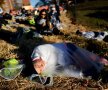 A pățit ceva?! Nu, doar se odihnește într-un mod atipic înainte de maratonul de la New York (foto: reuters)