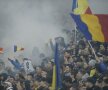 FOTO Fără suporteri cu Danemarca? Fanii au folosit abundent materiale pirotehnice de-a lungul meciului, o petardă a aterizat lângă Lewandowski!