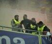 FOTO Fără suporteri cu Danemarca? Fanii au folosit abundent materiale pirotehnice de-a lungul meciului, o petardă a aterizat lângă Lewandowski!
