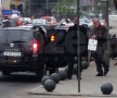 EXCLUSIV VIDEO Atenție, politician în trafic! Tăriceanu a blocat o bandă de mers la Universitate ca să facă shopping!