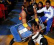 FOTO Lumea brutală a wrestlingului mexican: luptele se dau cu scaune în cap, cuțite și sârmă ghimpată