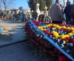 Aleea din cimitir a fost plină de coroane cu flori