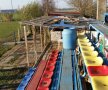 Tribuna stadionului Frăția pe care se află un butoi în locul spectatorilor // Foto: Alin Grigore