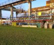Tribuna stadionului Frăția alături de cușca unui câine // Foto: Alin Grigore