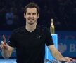 Andy Murray cu cele două trofee, de învingător la Turneul Campionilor și de lider mondial la final de sezon (foto 2) // FOTO Guliver/GettyImages