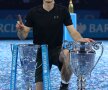 Andy Murray cu cele două trofee, de învingător la Turneul Campionilor și de lider mondial la final de sezon // FOTO Guliver/GettyImages