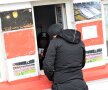 DERBY DE ROMÂNIA. Harlem Gnohere a fost prezent miercuri la casa de bilete din "Ștefan cel Mare" unde a vândut tichete fanilor dinamoviști pentru derby-ul cu Steaua (foto: Raed Krishan, GSP)