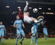 JUST ZLATAN THINGS. Ibrahimovici nu a reușit să marcheze în fața lui Feyenoord, meci câștigat lejer de Manchester United, scor 4-0, dar a oferit momente spectaculoase, ca acesta din imagine (foto: Reuters)