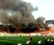 VIDEO Imagini fabuloase cu reporterul Tolontan în peluza incendiată de “câini” la Steaua - Dinamo din ‘97