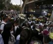 Mii de columbieni au venit cu flori la stadion