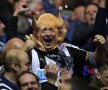 CEL MAI NEBUN FAN! Suporterii lui Newcastle s-au bucurat după penalty-urile ratate de Nottingham, dar la final au fost dezamăgiți, fiind învinși cu 2-1 (foto: Guliver/GettyImages)