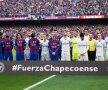 #ForçaChape. Una dintre cele mai mari rivalități din fotbalul mondial a fost lăsată deoparte pentru câteva secunde. Fotbaliștii de la FC Barcelona și Real Madrid au pozat împreună alături de un mesaj pentru Chapecoense (foto: Guliver/Getty Images)