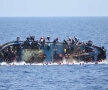 Barca unor imigranți se scufundă