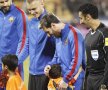Imaginile cu Murtaza, un băiețel afgan de 6 ani, cu un tricou improvizat dintr-o pungă, imitând echipamentul Argentinei cu numele și numărul lui Messi au făcut înconjurul lumii. Marți, visul puștiului s-a îndeplinit. L-a întâlnit pe starul argentinian și nu a vrut să se mai despartă de el (foto: Pep Morata, Mundo Deportivo)