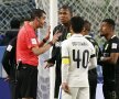 Arbitrul le explică jucătorilor că e o decizie video