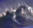 WOW! Imagine superbă în Santander (Spania) cu un surfer fix când valul era uriaș (foto: reuters)