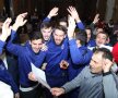 FOTO Party cu surprize » Liderul a primit în dar noul imn al echipei: "Părintele nostru n-are egal, e Hagi, e conducătorul, noi vrem să strălucească Viitorul, cum strălucea și Hagi la balon!"