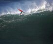 Surferul britanic Tom Butler a avut mari emoții, căzând de pe placă din cauza unui val uriaș, la un concurs din Portugalia (foto: Reuters)