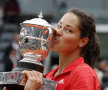 Sărutând cel mai prețios trofeu al carierei, Roland Garros 2008 // FOTO Reuters