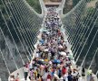 FOTO Copleșitor! Chinezii dau clasă lumii întregi: e incredibil ce au realizat deasupra unei prăpăstii