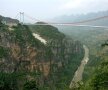 FOTO Copleșitor! Chinezii dau clasă lumii întregi: e incredibil ce au realizat deasupra unei prăpăstii