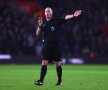 Mike Dean. Peste 48 de ani. Actorie multă, arbitraj prost